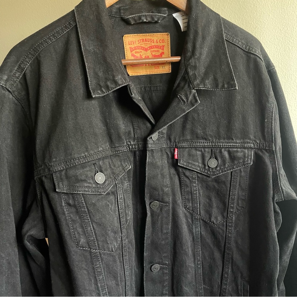 Black Denim Levi’s jacket in XL